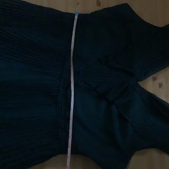 Beautiful deep emerald green dress by Dex - Picture 12 of 15